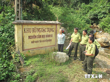 Cán bộ kiểm lâm Ban quản lý Khu bảo tồn thiên nhiên Phu Canh tuyên truyền tới người dân về công tác bảo vệ và phát triển rừng.